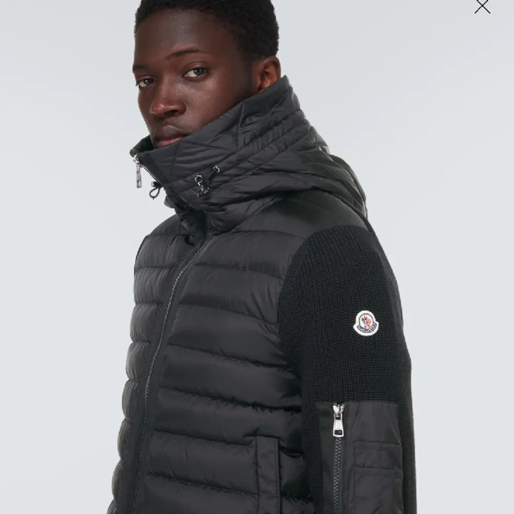 Säljer min Moncler cardigan svarta jacka. För bilder på den eller mer info skriv gärna. Obs priset är inte hugget i sten!!!! Såklart äkta kvitto finns. Byten kan göras beroende på vad de är!!. Jackor.