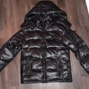 Moncler  - Den är  för lite för mig så jag säljer den den har aldrig använts ute 