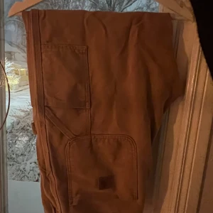 Carharrt workwear-pants - Byxorna är i bra skick med ett par fläckar på sig.  Köparen står för frakt.