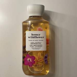 Shower gel från bath and body works i honey wildflower som knappast är använd och luktar jätte gott.