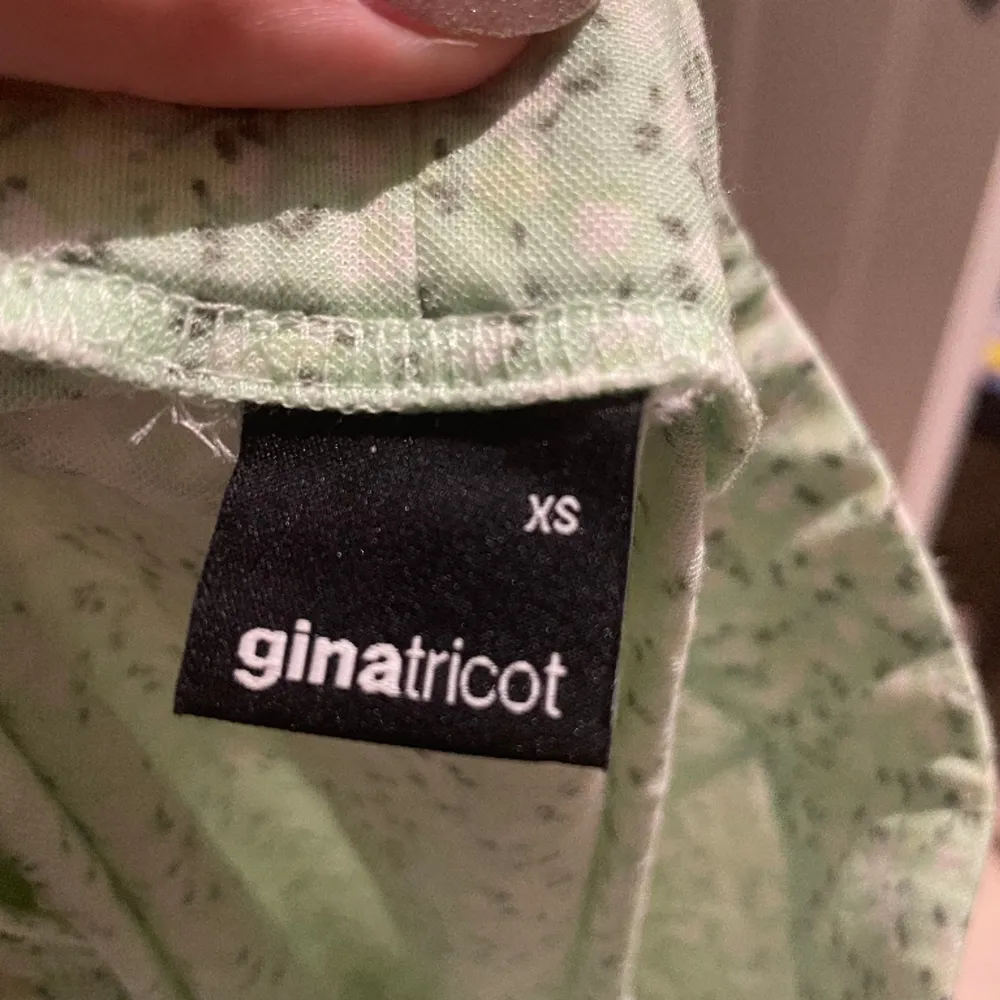 Grön knälång kjol från Gina Tricot i storlek XS. Använd en gång.. Kjolar.