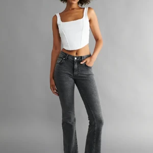 Slutsålda gina low waist bootcutjeans  - Jag säljer mina fina gråa låg midjade bootcut jeans från Gina i storlek 32. Nypris: 499, de är slutsålda överallt och köptes förra året men är sparsamt använda. De har ett igensytt hål där bak (skriv för bild). Skriv om fler frågor eller intresse 💗