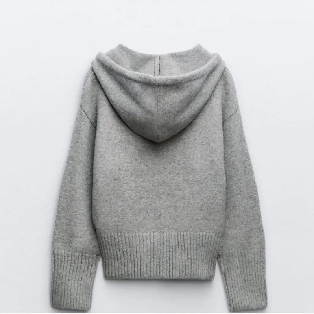 Säljer denna as snygga stickade hoodien från Zara, helt slutsåld på hemsidan🩷 Storlek S😍Ansvänd va 2 gånger och är i helt nyskick!. Stickat.