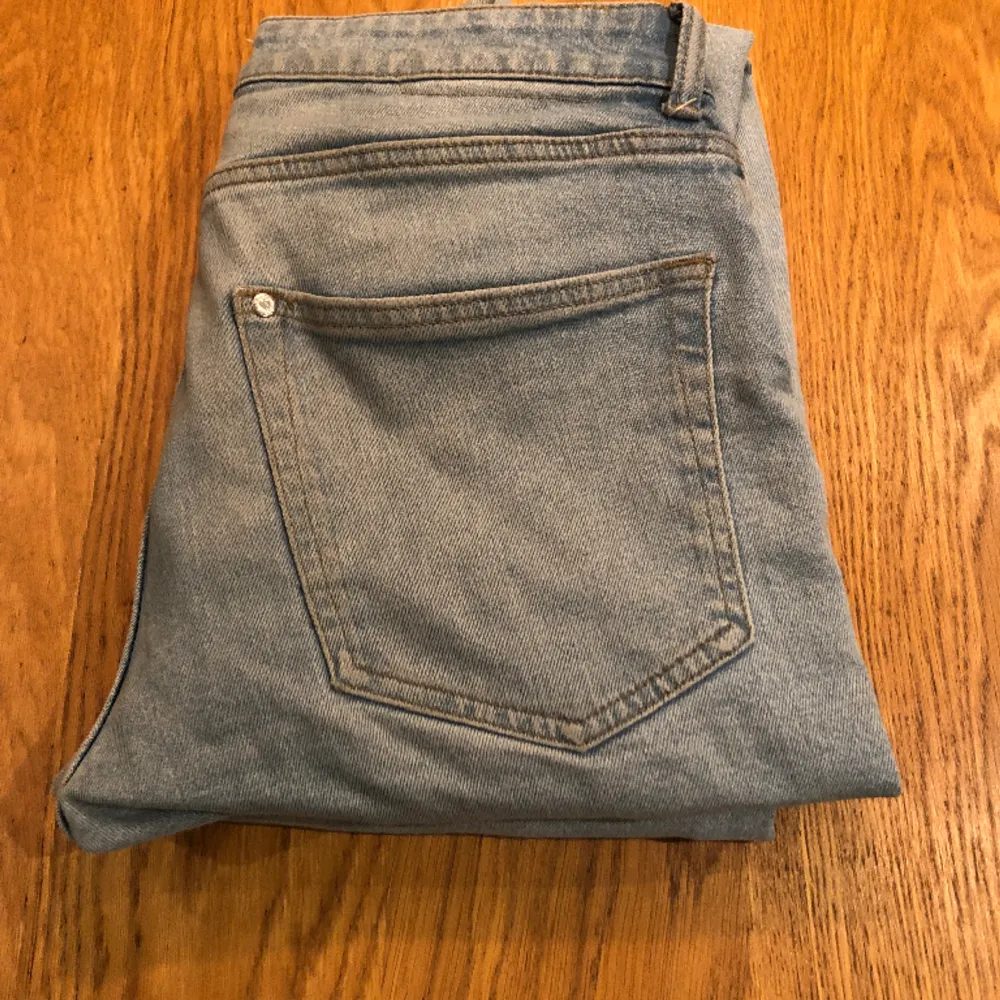 Hej! Säljer dessa blåa jeans som är köpta på hm. Jeansen är i regular fit och de är i fint skick. Hör av er vid mer frågor eller bilder.. Jeans & Byxor.