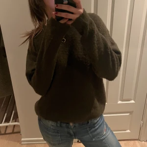 Stickad tröja - Supersnygg mörkgrön stickad tröja.