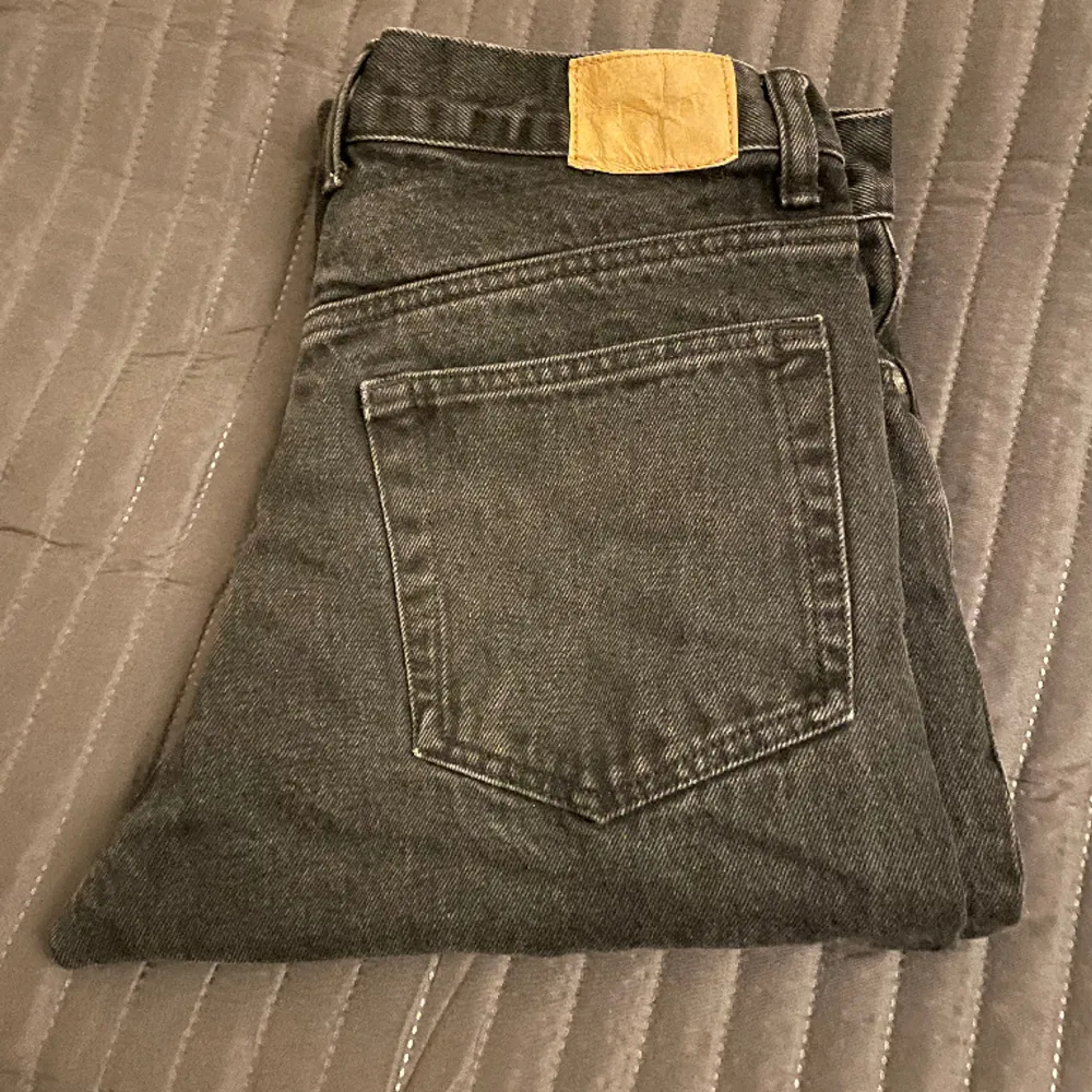 Svarta Weekday jeans, modell Barrel, waist 30 & length 30. Använda några få gånger. Nypris: 600kr. Jeans & Byxor.