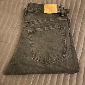 Svarta Weekday jeans, modell Barrel, waist 30 & length 30. Använda några få gånger. Nypris: 600kr