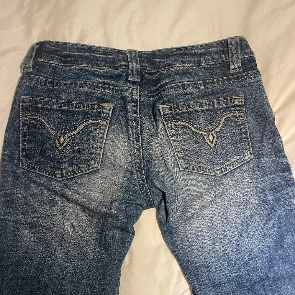 Lågmidjade blå jeans i en mer rak modell ifrån märket orsay❤️ jättefina detaljer bakpå och är en bra längd på mig som är 170🫶. Jeans & Byxor.