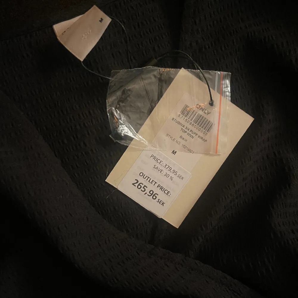 Säljer denna helt nya oanvända blusen från Only, med lapparna kvar😊 i stl M, köpt på outlet för 266kr. Blusar.