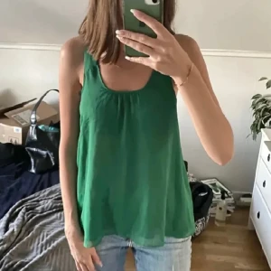 Green top  - Den här toppen har en fantastisk fin grön färg och ryggen är särskilt vacker 💚 så fin att matcha med en snygg spetsbh!