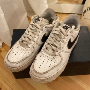 Nike Air force 1 - Tja! Säljer dessa 1 år gamla airforces som sällan kommit till använding. De Luktar fräscht och är i okej skick, några slitage. Nypris =1 449kr, Mitt pris 500k. Om du undrar något skriv privat. Öppen för att diskutera pris /mvh Teo