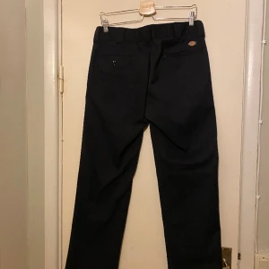 Dickies 873 Byxor - Svarta Dickies 873 Work pants Ett år gamla, bra skick, storlek 32x32