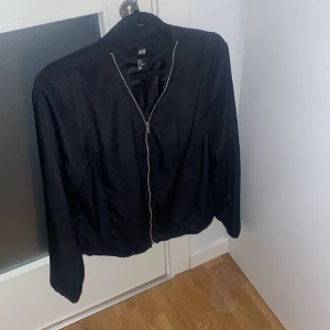 Svart jacka!! - Jätte fin svart jacka från H&M som inte går att köpa längre!!!