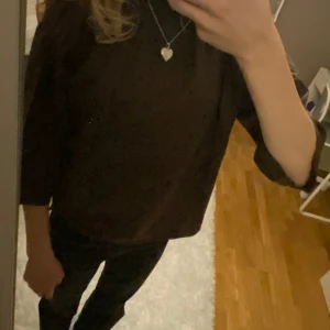 Trekvartsarmad blus - Hej jag säljer den här super fina trekvartsarmade blusen😍🤎💗Pris går att diskutera! 