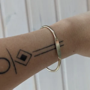 Guldfärgad armband  - I fint använt skick finns tecken på användning Kontakta mig för flera bilder 