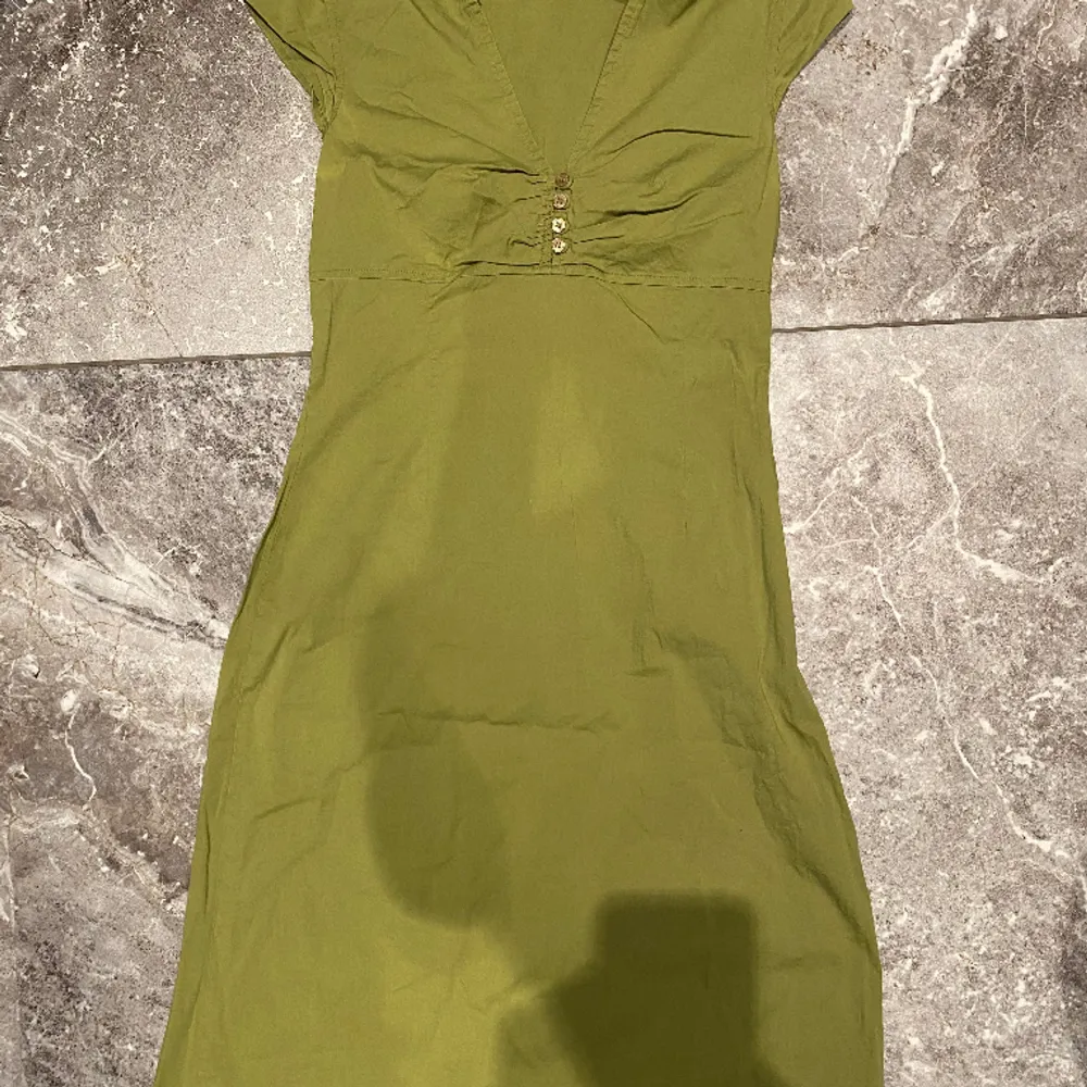 Grön underbar klänning i storlek xs/s. Säljer pga stor garderobrensning. Kika gärna på mina andra annonser, säljer mycket. Samfraktar gärna:) . Klänningar.