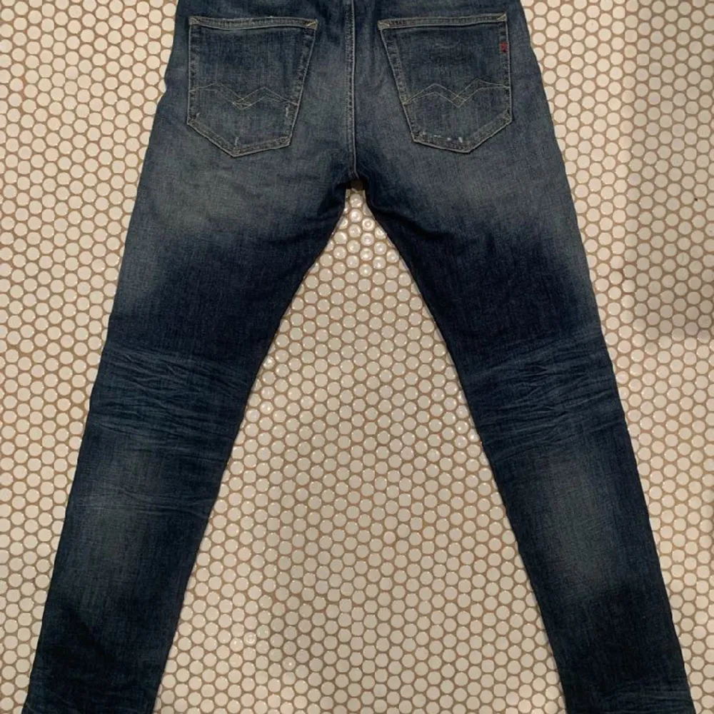 Säljer dessa Replay jeans som är slim fit. Inga tecken på användning. Hör gärna av er vid funderingar.. Jeans & Byxor.