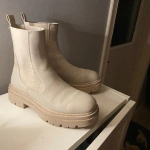 Beiga boots - Bara testade ett fåtal gånger. Nästan som nya. Storlek 38.
