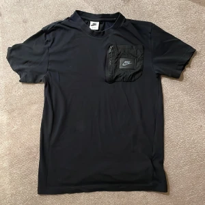 Nike t-shirt  - Det är en xs men passar även s då den är väldigt stretchig och har ett väldigt mjukt material.