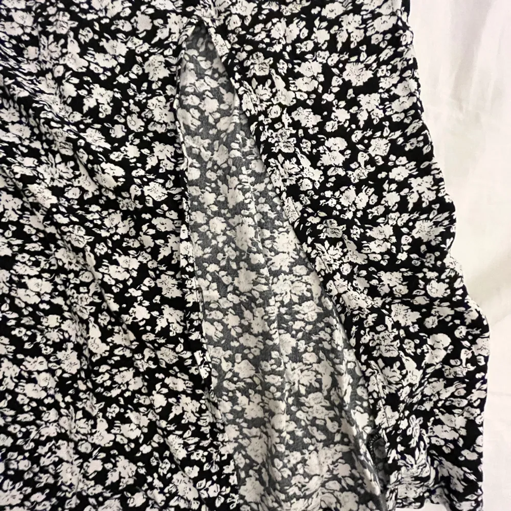 lång blommig kjol ifrån new yorker som inte blivit använd många gånger🤍 10/10 skick. Kjolar.