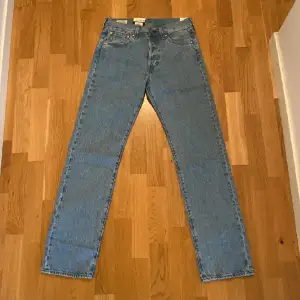 Tja, Säljer ett par helt nya Levi’s 501 Jeans med alla lappar kvar (se bild 2). Storleken är 29 x 32. Nypris : 1300kr, Mitt Pris : 549kr. Passformen är straight fit.