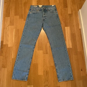 Levi’s 501 light indigo  - Tja, Säljer ett par helt nya Levi’s 501 Jeans med alla lappar kvar (se bild 2). Storleken är 29 x 32. Nypris : 1300kr, Mitt Pris : 549kr. Passformen är straight fit.