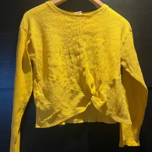 Gul tröja från Zara Kids. Inte lika starkt gul i verkligheten. 