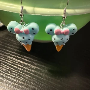 Örhänge Musse - Dessa örhänge är nya och så fina. Krokarna är inköpta som nickelsäkra. Köp idag, imorgon kan de vara sålda.