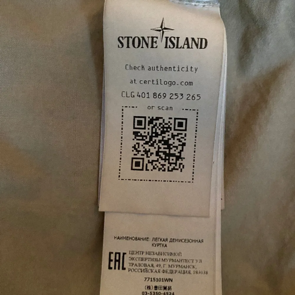 Jag säljer en beige stoneisland overshirt i 10/10 skick. Verifiering kan vissas genom att scanna qr koden på bilden. Om man har fler frågor är det bara att skicka.. Skjortor.