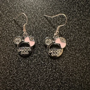 Örhänge MIMMI - Nya örhänge med MIMMI. Krokarna är inköpta som nickelsäkra.