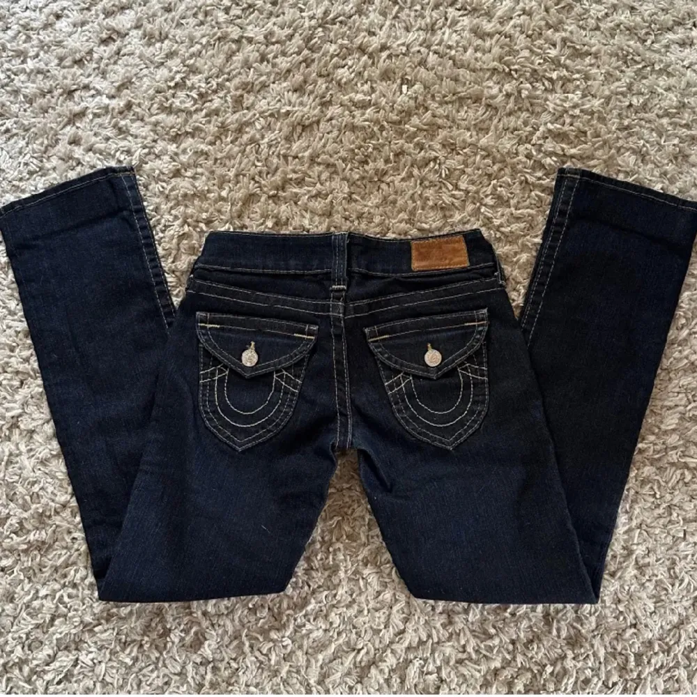 True religon jeans i amerikansk storlek 25💗 Midjemått (runt om): 78cm Innerbenslängd: 80 cm Hela längden på byxorna: 93cm💗  Dem är uppsydda och passar någon som är strax över 160cm🤗 Fint skick på dem och snyggt uppsydda. Hör av er vid frågor💗🤗. Jeans & Byxor.