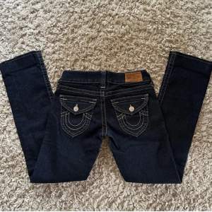 True religon jeans i amerikansk storlek 25💗 Midjemått (runt om): 78cm Innerbenslängd: 80 cm Hela längden på byxorna: 93cm💗  Dem är uppsydda och passar någon som är strax över 160cm🤗 Fint skick på dem och snyggt uppsydda. Hör av er vid frågor💗🤗