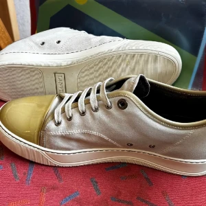 Lanvin - Säljer nu dessa skor som är i ny skick. 9/10. Säljs för 1600kr - ny pris 4100kr. Tar emot byten men möts upp då. Skriv om du har funderingar.