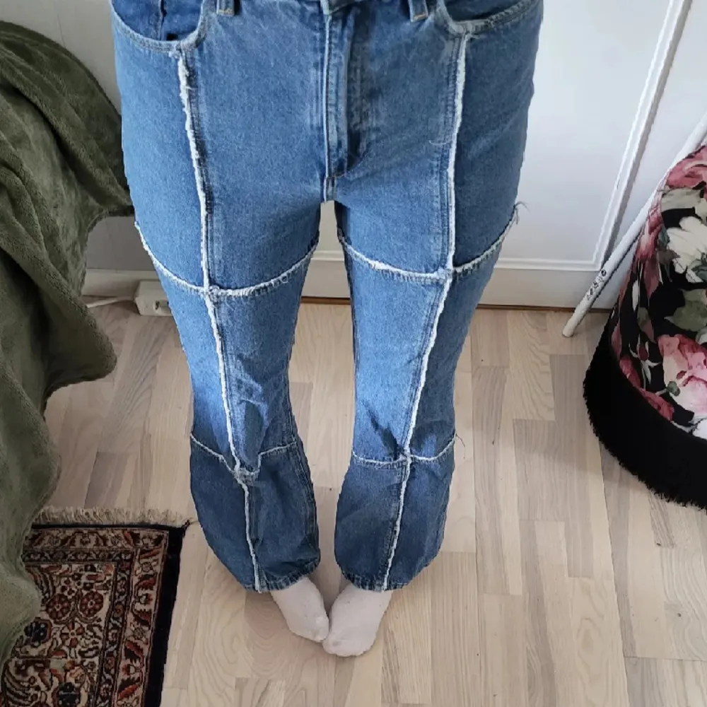 Så fina bootcut/ flare jeans med vita detaljer! Bra skick! Skriv för fler frågor eller bilder 💗💕. Jeans & Byxor.