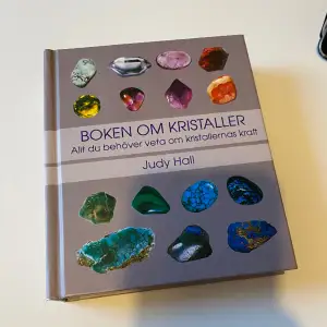 En bok fylld med bilder på massa kristaller samt deras egenskaper 