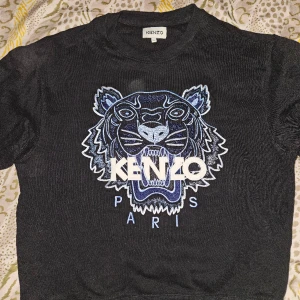 Svart tjocktröja från Kenzo - Säljer en supersnygg svart tjocktröja från Kenzo. Tröjan är väldigt sparsamt använd och känns fortfarande ny.