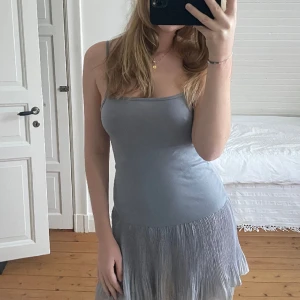 Grå klänning  - Jättefin grå bommulsklännong med volangkjol