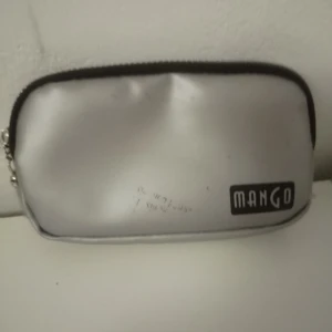 Silver metallic necessär Mango - Märke; mango Silver metallic Necessär 