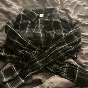 Skjorta - Bra skick bara använd en gång (Står ej för slarv i påsten)