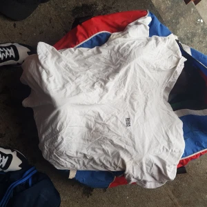 Vit Boss tshirt - Large. Bra skick