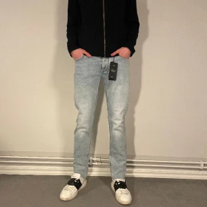 Neuw jeans  - 49. Hej! Säljer nu dessa helt nya neuw jeans. Modellen är 184cm Nypris 1599