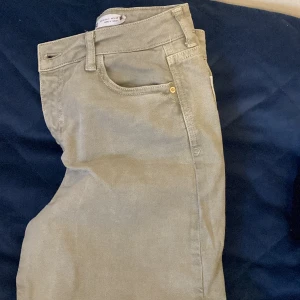 Zara Jeans Cropped - Säljer dessa mintgröna Zara jeans! Endast använda en gång, i storlek EU 34 (xs/s)