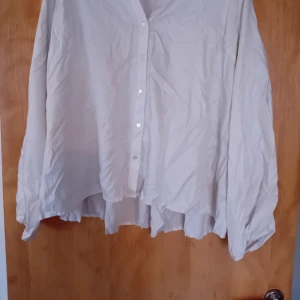 Vila blus - Provad men aldrig använd. Behöver strykas 