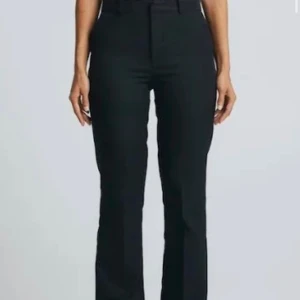 Kostymbyxor  - Säljer dessa ”vilma kostymbyxa” knappast använda då har exakt likadana i en strl större! Säljer billigt då jag vill bli av med kläder snabbt, skriv för frågor och kan skicka bilder på själva byxorna privat. Inga defekter❤️