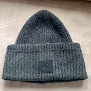 Acne mössa  - En super skön acne mössa i nyskick. Nypris 1500. Skriv gärna vid frågor och kom med byten kan vara intressant. 🙌