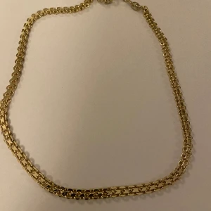 Guld kedja  - Kedja i färgen guld, ej äkta guld men rostar ej! 