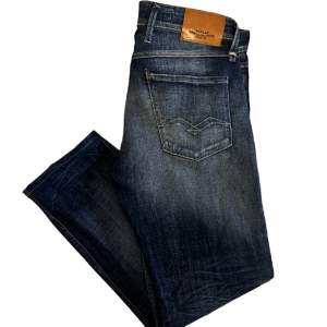 Helt nya Replay Jeans modell Anbass, endast testat dom. Har sytt upp dom hos skräddare så dom blir 32/30. Nypris ligger på 1800. 