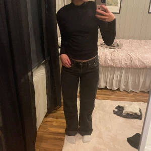 Ribbad tröja - Jättefin svart tröja😍 säljs då den tyvärr inte kommer till användning. Står att den är i storlek M men jag skulle säga att den är liten i storlek💕