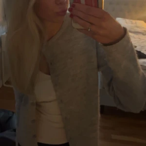 Kofta  - Säljer min grå kofta från Gina Tricot då jag inte använder den längre, super bra skick⭐️ Nypris 399kr