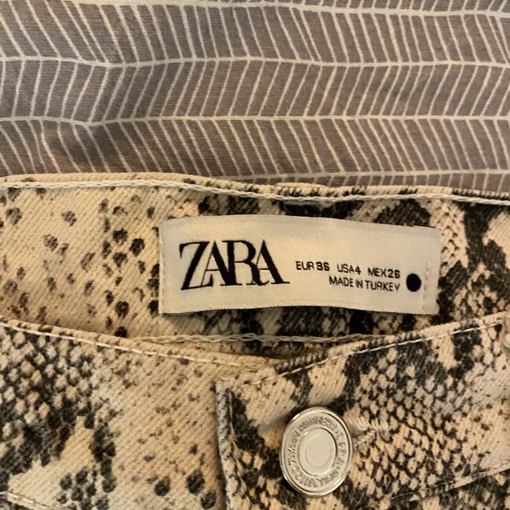 Säljer mina as snygga trendiga orm jeans från Zara då dom är en aning för små för mig tyvärr 🩷. Jeans & Byxor.